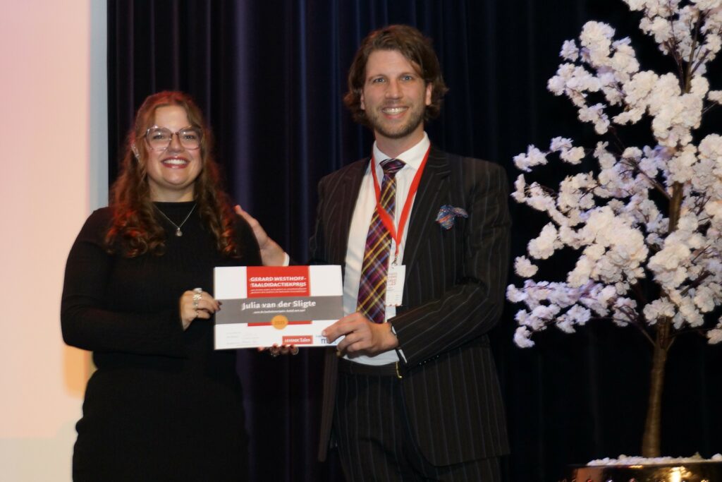 Julia Sligte, winnaar en Henk Wildeman, voorzitter Levende Talen en bij het uitreiking van de Gerard Westhoff-Taaldidactiekprijs 2025